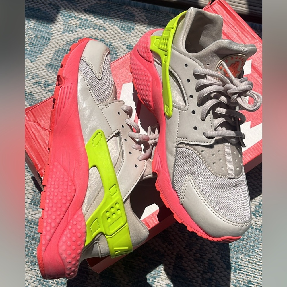 **SOLD** Women’s Nike Huarache EUC
